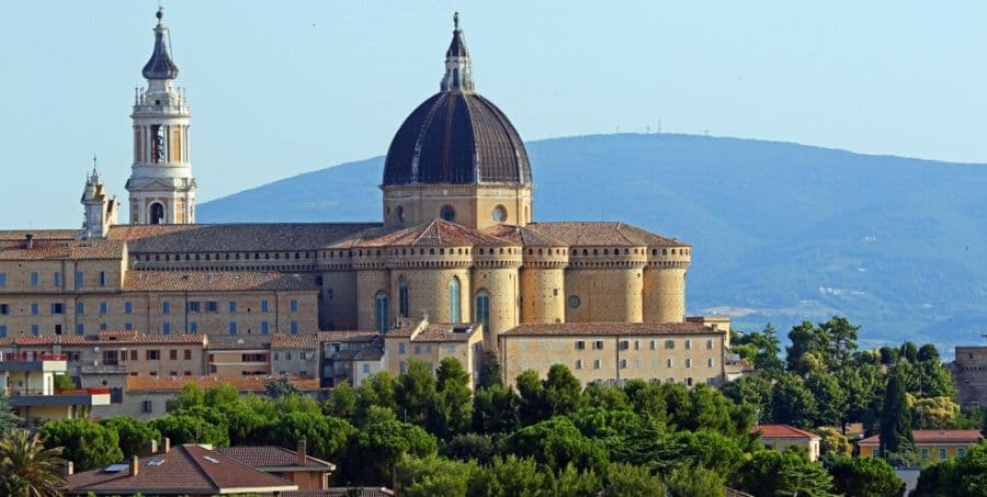 visit-basilica-of-the-holy-house-in-le-marche.jpg
