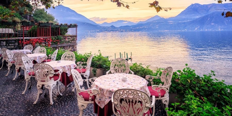 dinner-with-a-view-on-the-shores-of-lake-como-min.jpg