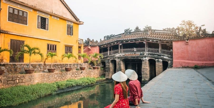 see-japanese-covered-bridge-visit-hoi-an.jpg