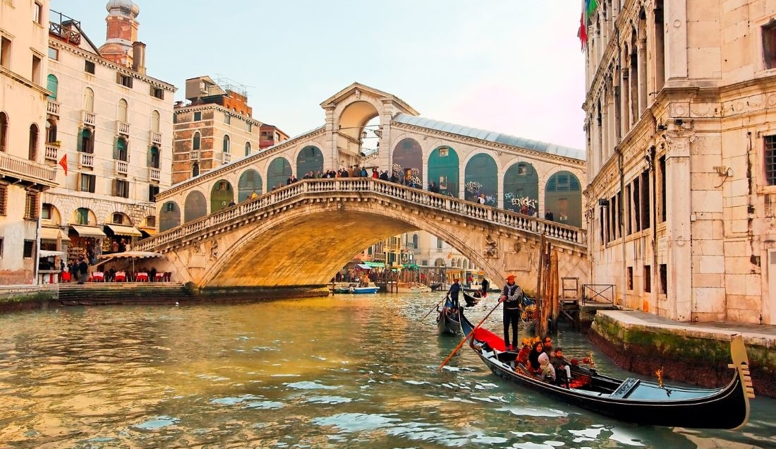 Cross the Rialto Bridge In Venice