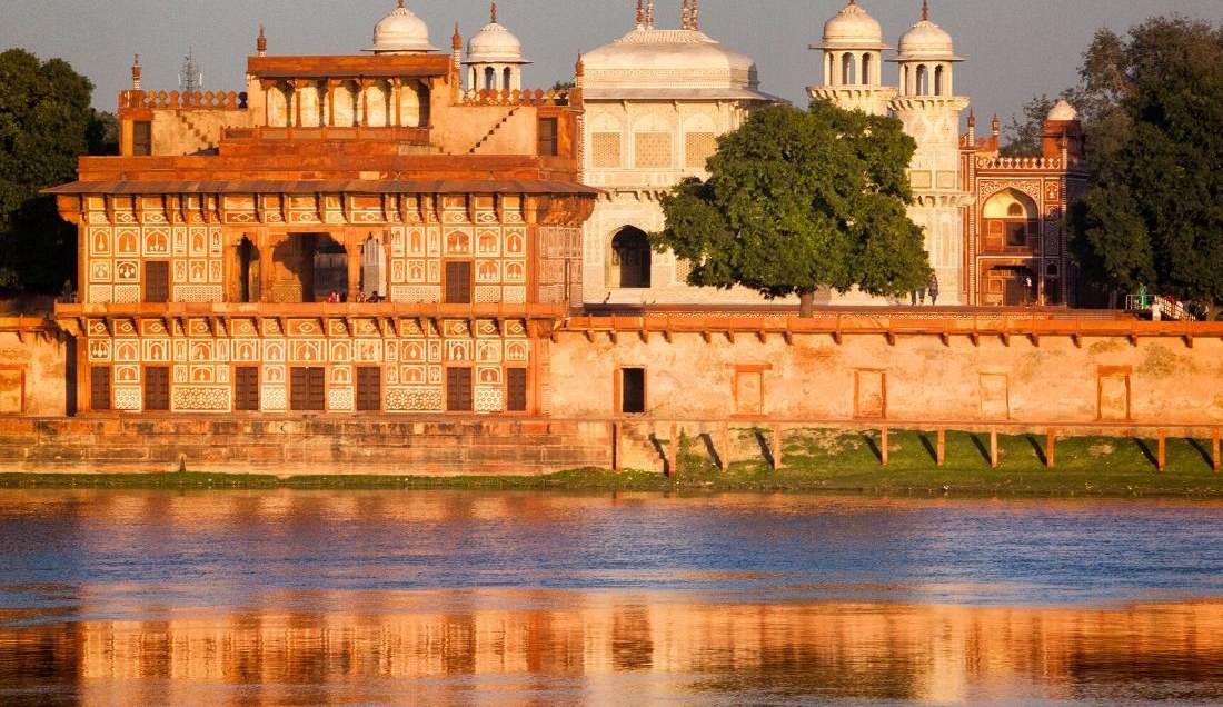 Discover the sights of Agra