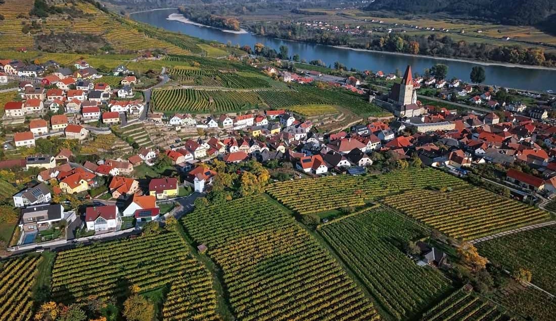 Explore the town of Weissenkirchen