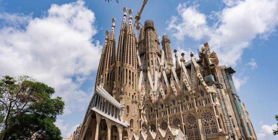 Sagrada-Famlia-barcelona-famous-building.jpg