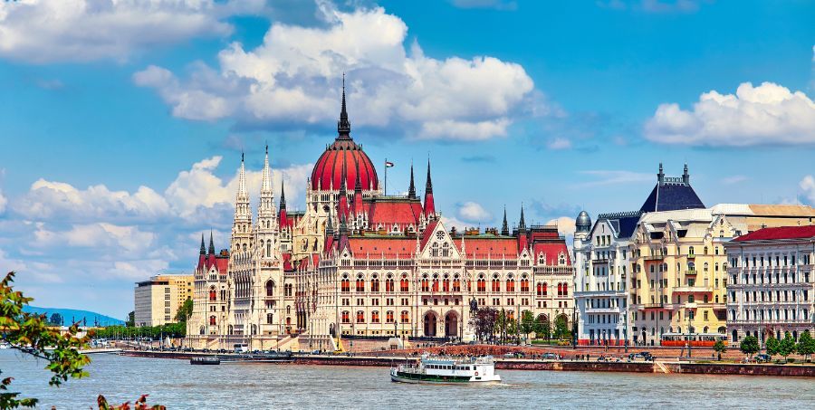 Budapest-parliament-building-on-danube.jpg