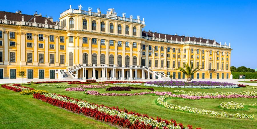 Schonbrunn_Palace_Summer_Time_Vienna.jpg