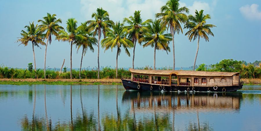 Houseboat on Alleppey backwaters.jpg