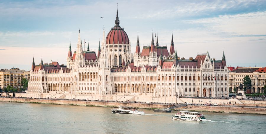 Budapest Parliament at sunset.jpg