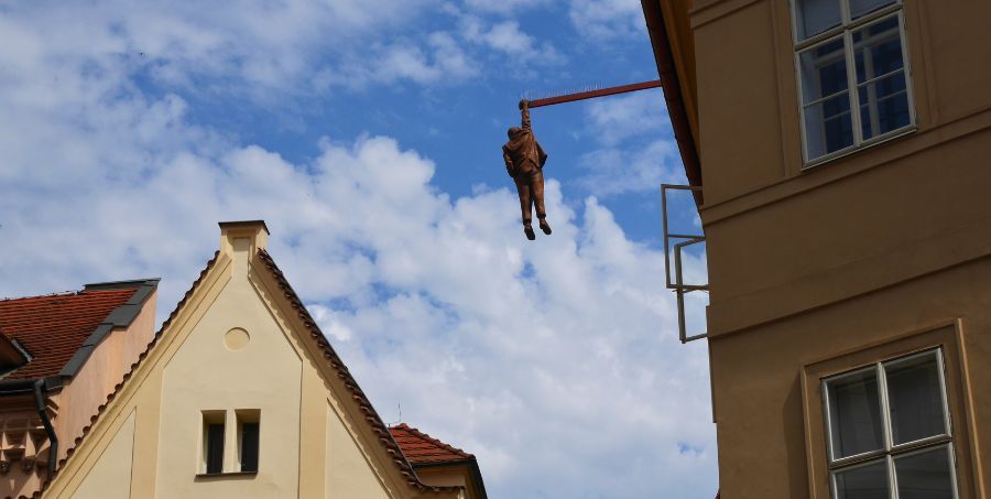 prague-hanging-man-statue-sigmund-freud-art-installation.jpg