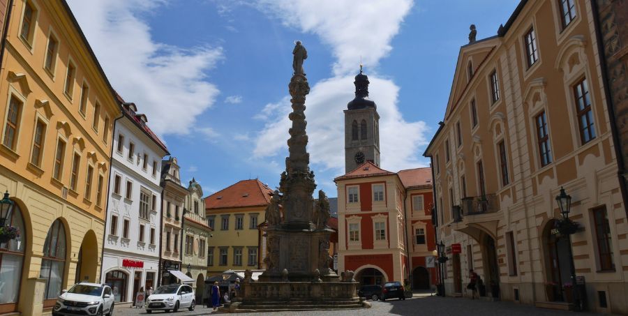 kutna-hora-historic-town-square-stone-column-tower.jpg
