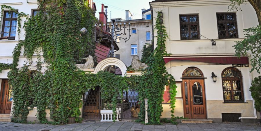 kazimierz-jewish-quarter-krakow-street.jpg