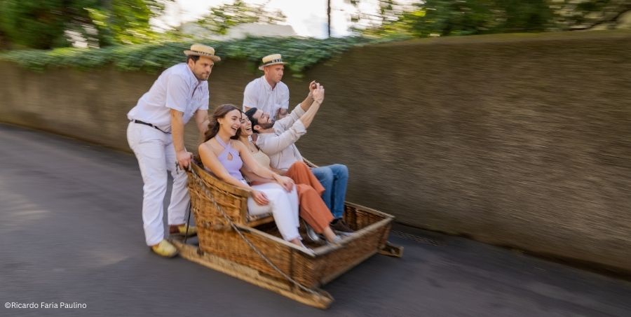 toboggan-wicker-sledge-ride-madeira-traditional.jpg