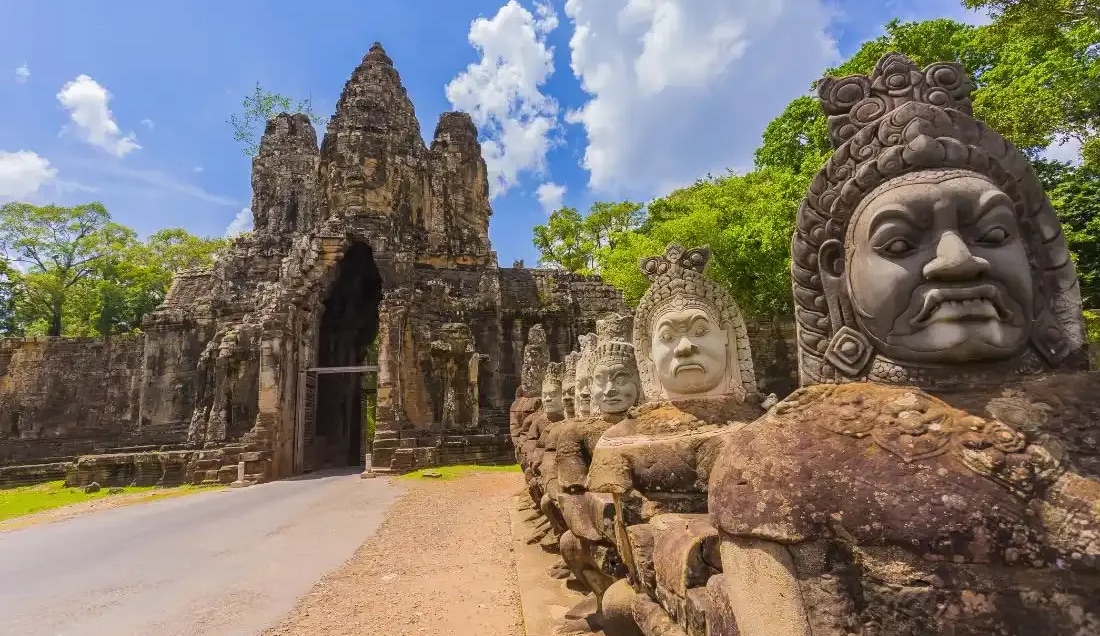 Discover the ancient city of Angkor Thom
