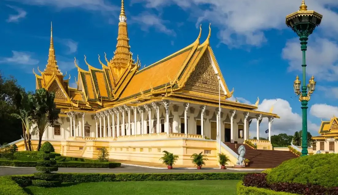 Explore the royal palaces in Phnom Penh