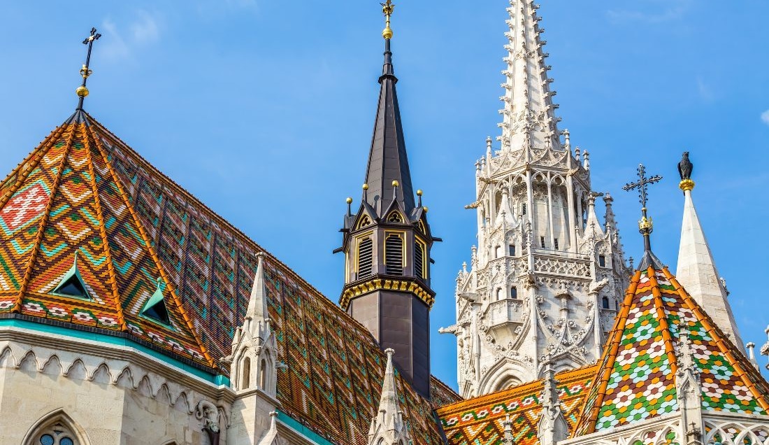 See the colourful details of See Matthias Church