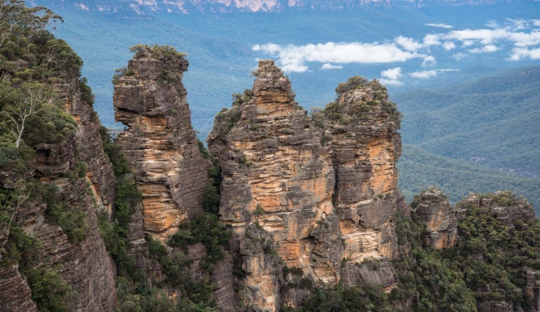 Discover the ancient legend and natural beauty of the Three Sisters in Australia’s breathtaking Blue Mountains.