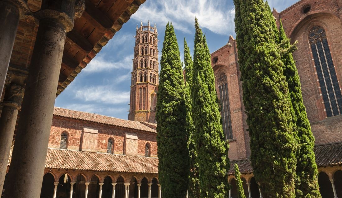 Discover the cloister of the Jacobins Convent in Toulouse.
