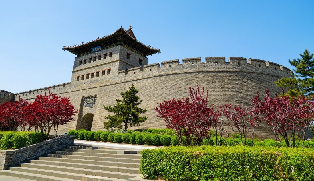 Explore Datong’s ancient city wall, a remarkable piece of historic architecture.
