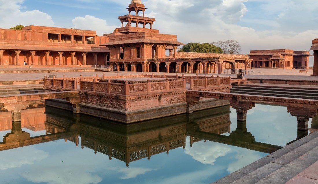 Discover the red sandstone city of Fatehpur Sikri. 