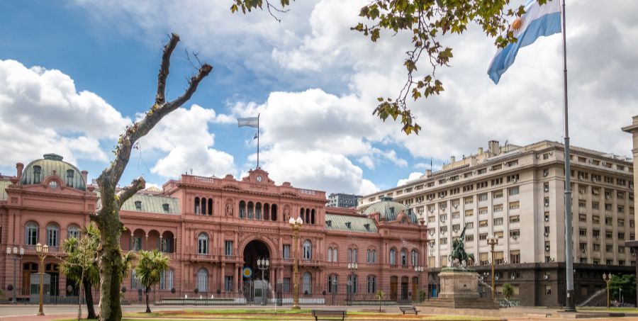 Visit Plaza de Mayo, Buenos Aires.jpg